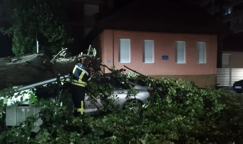 Nevrijeme pogodilo Zvornik: Kiša i led uništili crijep na objektima, automobile i drveće