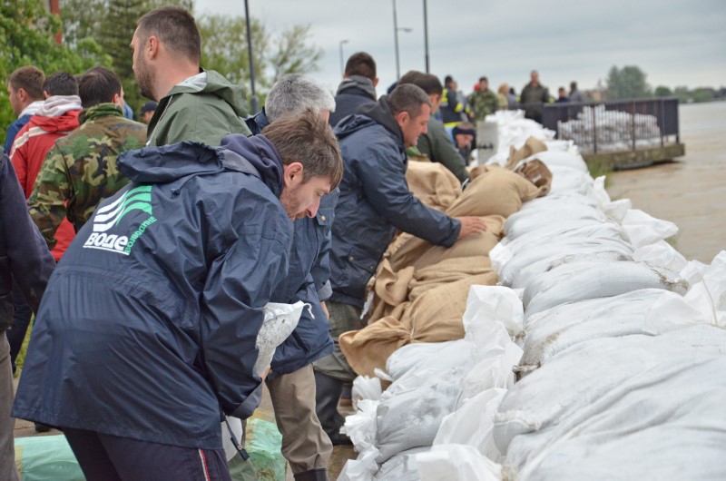 Ekstremne padavine u Češkoj: U Pragu postavljena odbrana od poplava