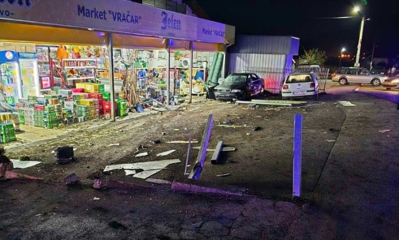 Oglasila se policija: Vozač se pijan zakucao u parkirani automobil i reklamnu tablu