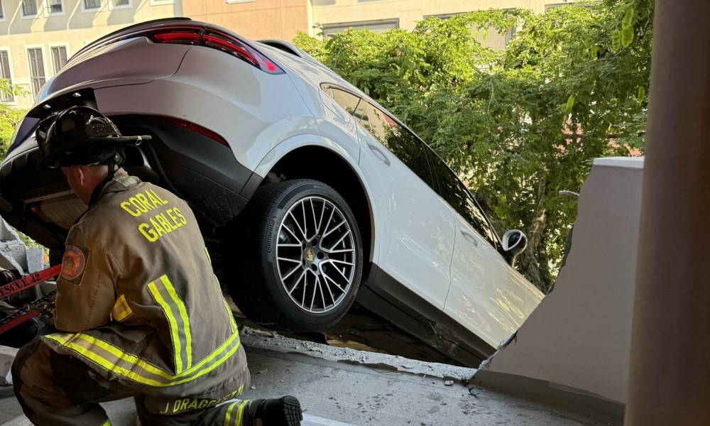 Slučajno stisnula papučicu gasa: Žena umalo vozilom izletjela sa trećeg sprata parkinga VIDEO