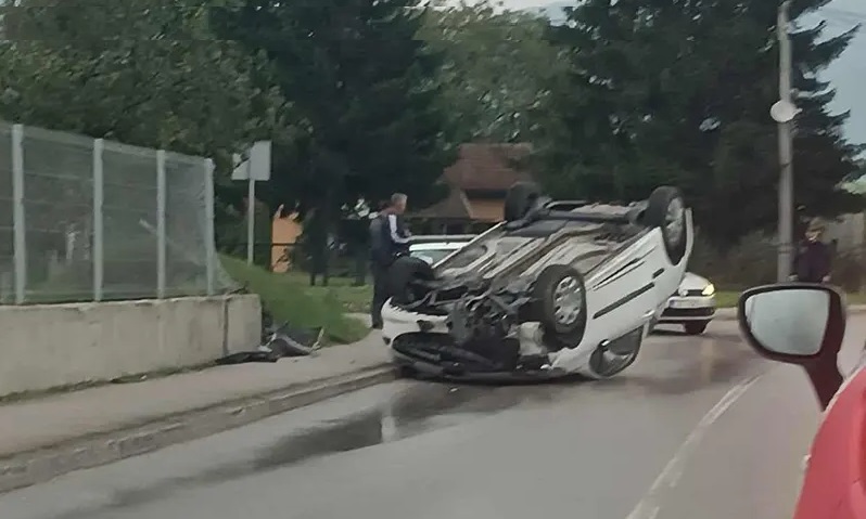 Vozač prevezen u bolnicu: Automobil završio na krovu