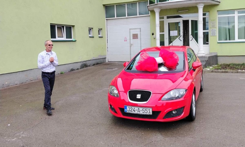Tako to radi pravi gazda! Dugogodišnjem radniku za rođendan poklonio automobil FOTO