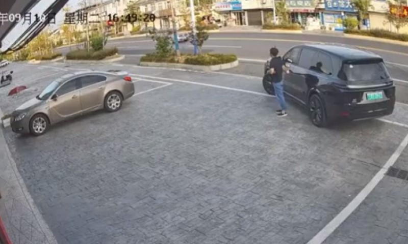 Zanimljiv eksperiment: Automobil ostavljen da se sam parkira, evo kako je završilo na kraju VIDEO