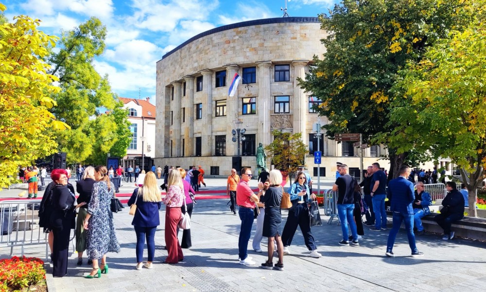 Crveni tepih postavljen, građani se okupljaju: Sve spremno za doček posebnog gosta u Banjaluci VIDEO/FOTO