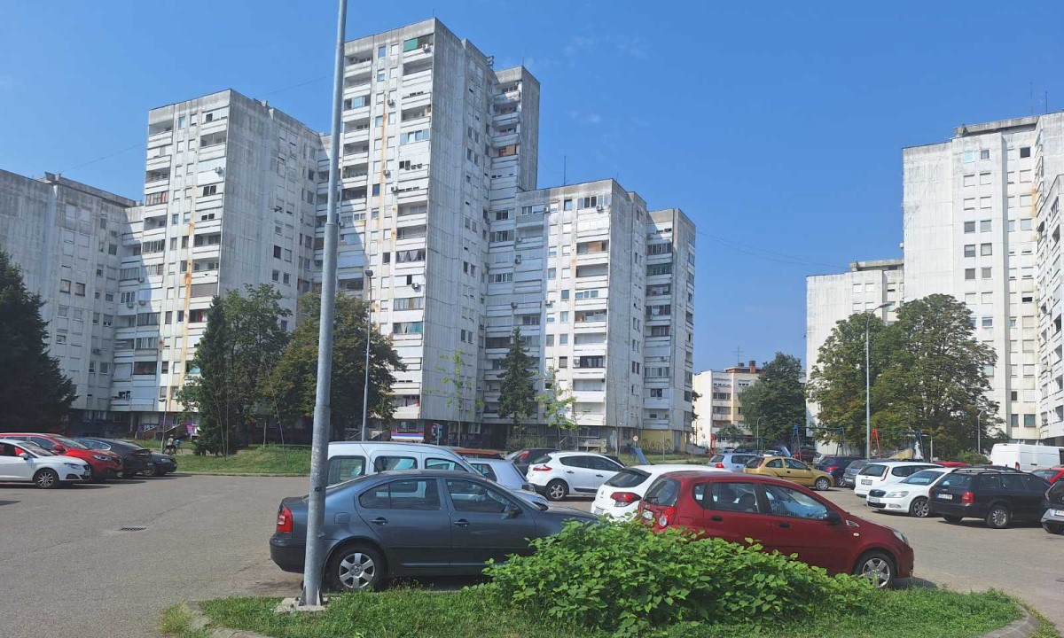 Razvalili ogradu, auta na košarkaškom terenu: U banjalučkom Boriku traže hitno rješenje za “parking haos” FOTO