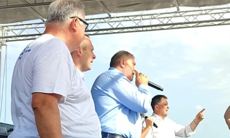Atmosfera dovedena do usijanja: Dodik zapjevao na Kotlićijadi u Česmi VIDEO