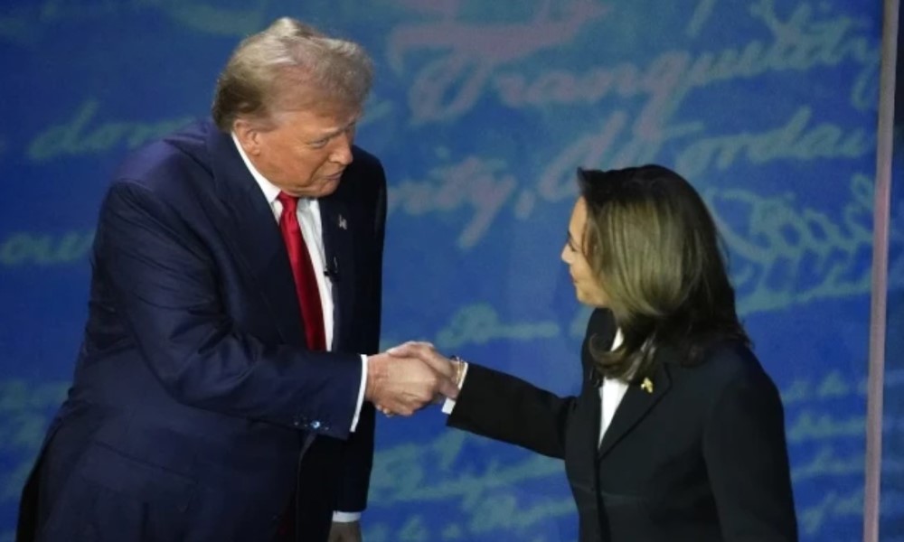 Sve pred očima Bajdena: Rukovali se Harisova i Tramp