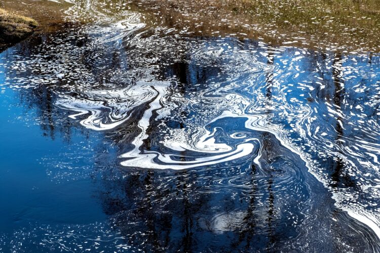 Ekološki incident u Boki Kotorskoj: Sumnja se da se gorivo izlilo u more