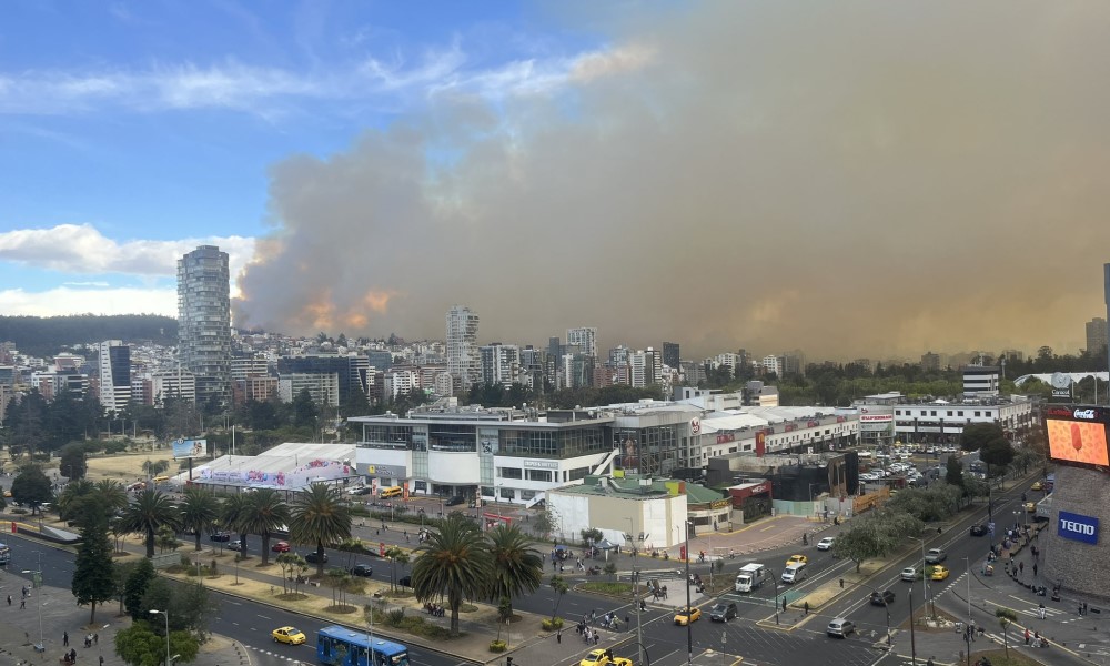 Iscrpljujuća borba sa vatrom: Požari u glavnom gradu Ekvadora FOTO