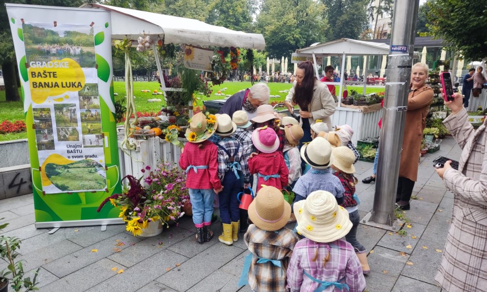 Cvijeće, med i “šareni” mališani: Banjalučki park danas u novom ruhu FOTO/VIDEO