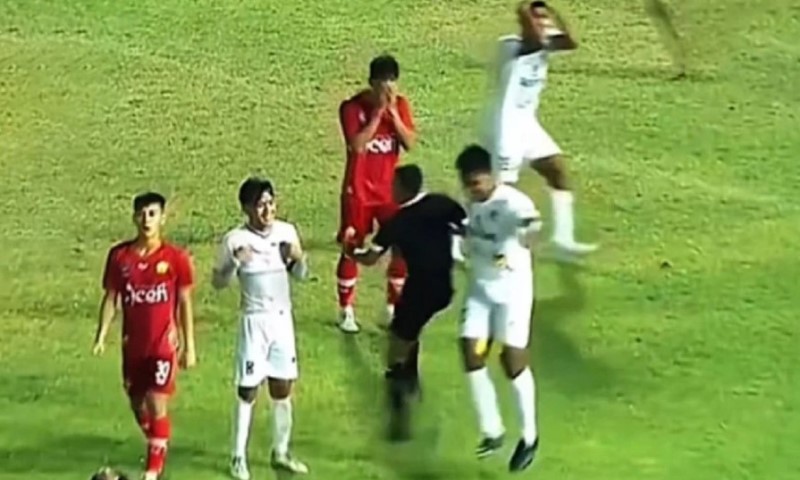 Nemile scene: Fudbaler usred meča nokautirao sudiju VIDEO