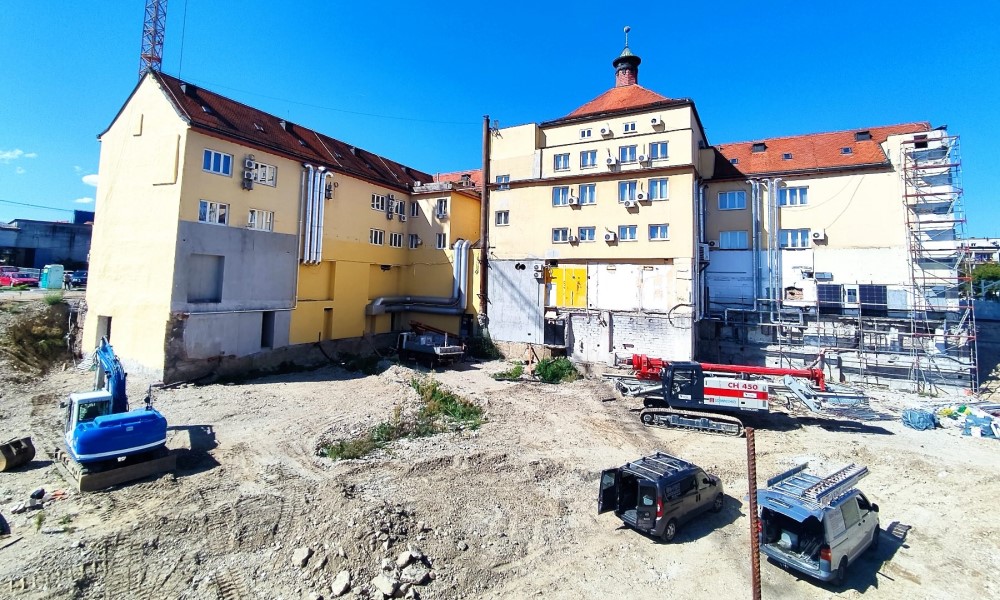 Kran i mašine u rupi u centru Banjaluke: Počinje li izgradnja novog Palasa? FOTO/VIDEO