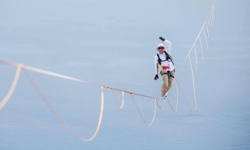 Ušao u istoriju: Ovo je prvi čovjek koji je hodom po žici prešao sa jednog na drugi kontinent VIDEO