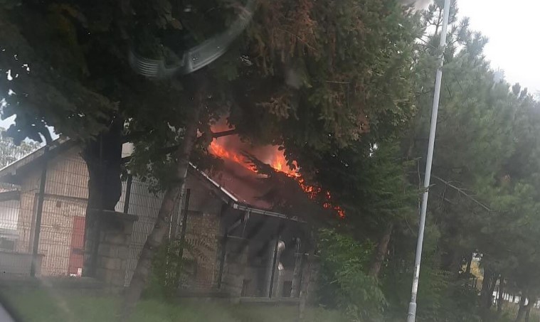 Gori dio kasarne: Gusti crni dim se diže iznad grada VIDEO