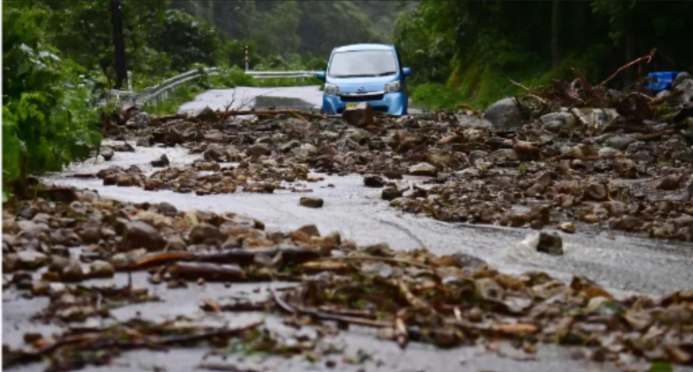 Jedna osoba poginula: Zbog klizišta u tunelu blokirano 20 ljudi