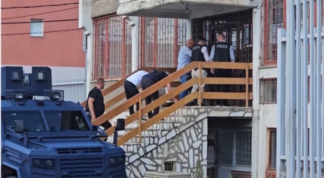 Skinuta tabla sa natpisom: Kosovska policija izvršila pretres Trezora NBS u Leposaviću