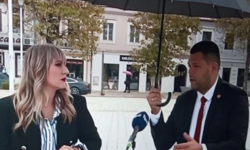 Odmah se našao na meti kritika: Crnogorski političar sebe sklonio od kiše, a novinarku ostavio da kisne FOTO