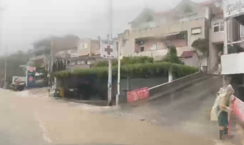 Jako nevrijeme zahvatilo Hrvatsku: Automobili plivaju u poplavi, vjetar čupa drveće VIDEO