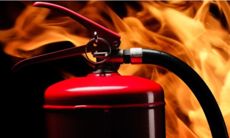 Na kraju pobjegli: Maloljetnici snimali krađu protivpožarnih uređaja u zgradi