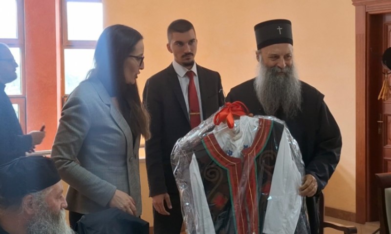 Jedan od simbola srpskog naroda: Patrijarh dobio na poklon unačku nošnju
