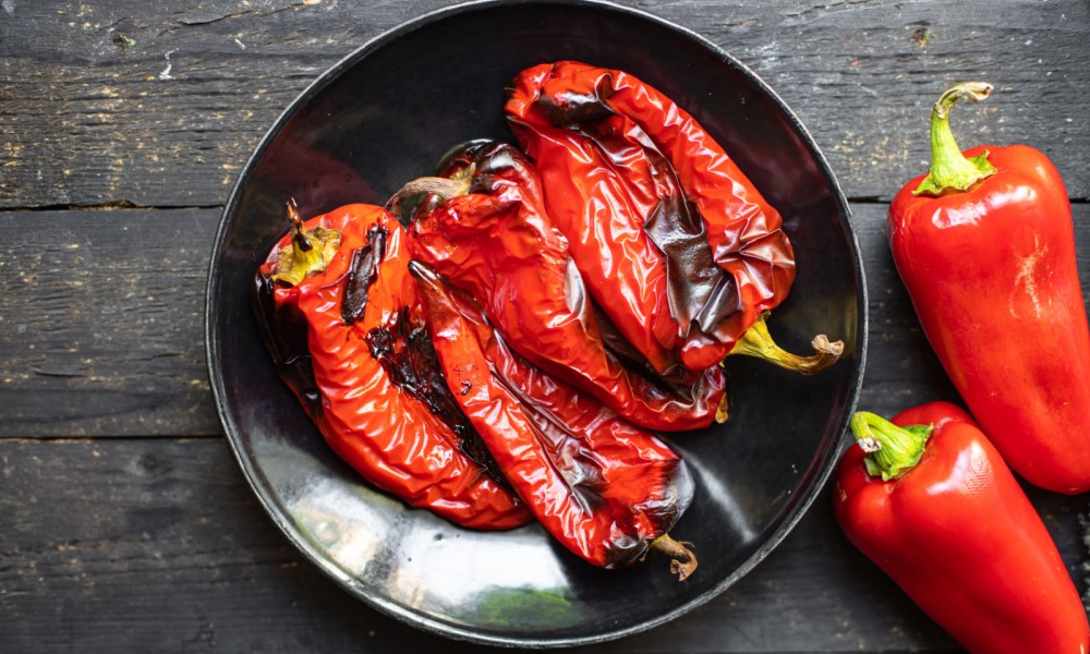 Sjajan trik: Evo kako da u jednom potezu ogulite pečene paprike
