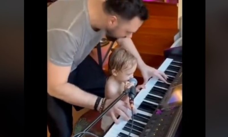 Snimak koji topi srca: Petar Grašo sa kćerkom pjeva “Ako te pitaju” VIDEO