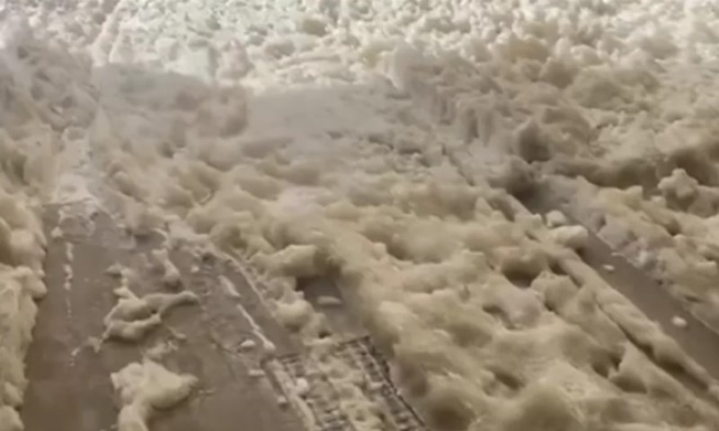 Ovo se ne viđa svaki dan: Pjena se pojavila na ulicama i šokirala građane VIDEO