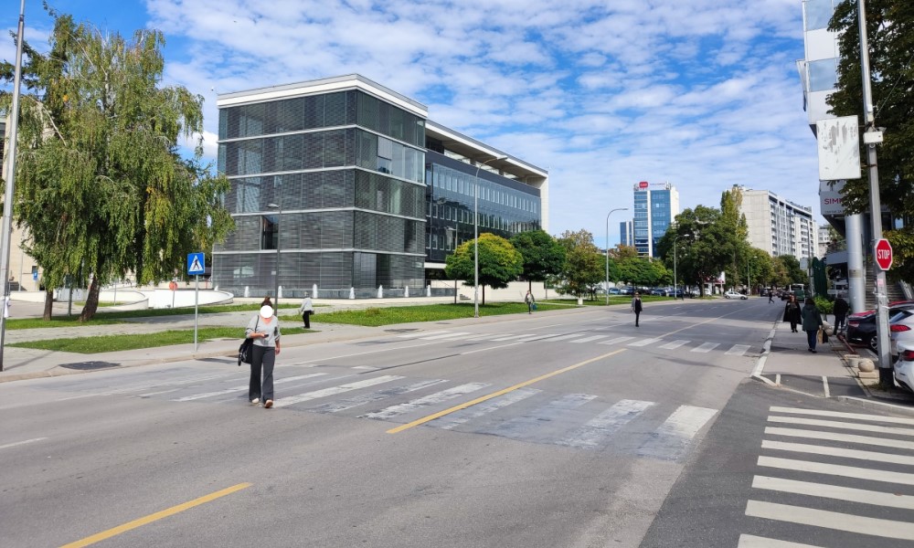 Otvorite oči u centru Banjaluke! Nepostojeći pješački prelaz zbunjuje i vozače i pješake FOTO