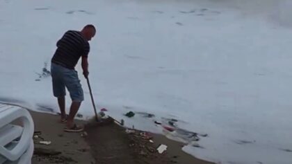 Prizor zgrozio mnoge: Evo na koji način ovaj čovjek “čisti” plažu u Sutomoru VIDEO