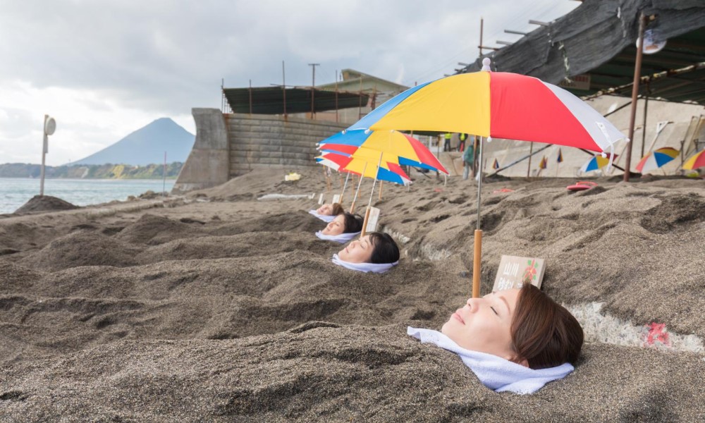 More pada u drugi plan: “Kupanje” u pijesku je novi trend VIDEO