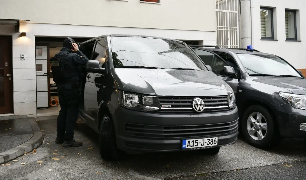 Policija izvršila pretres: Pronađena veća količina vojnog naoružanja