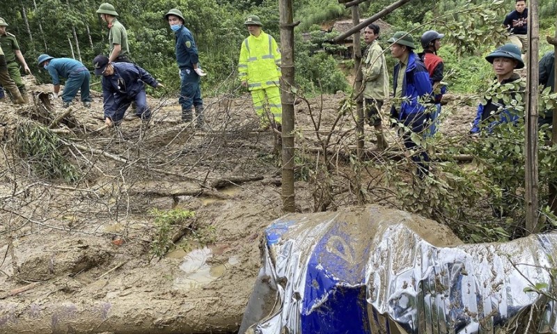 Jezive scene: Skoro 200 ljudi poginulo, a oko 130 nestalih u poplavama i naletu tajfuna