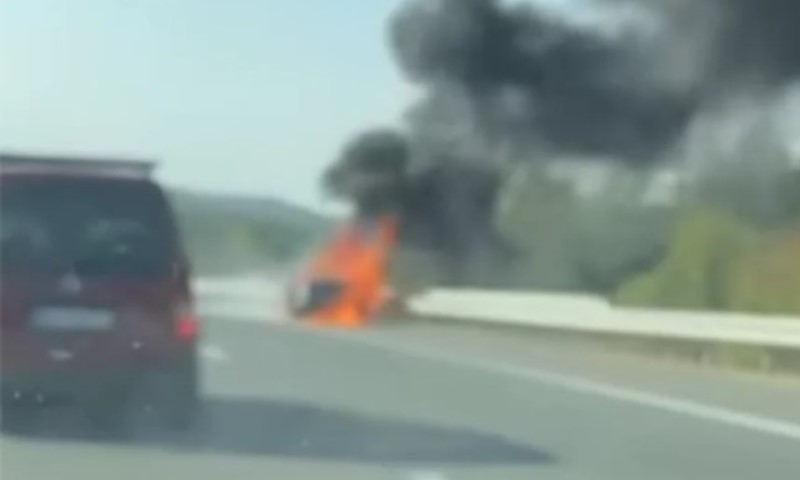 Opšta drama na auto-putu: Vatra guta automobil, ostali vozači prolaze VIDEO