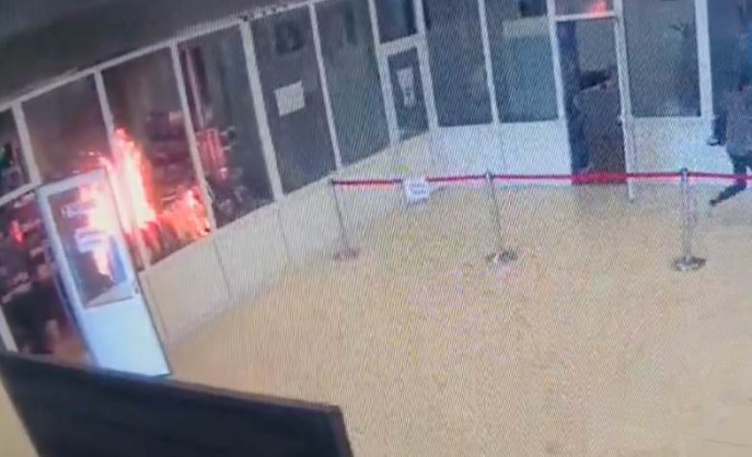 Gorio parlament u Rumuniji: Posjetilac bacio benzin VIDEO