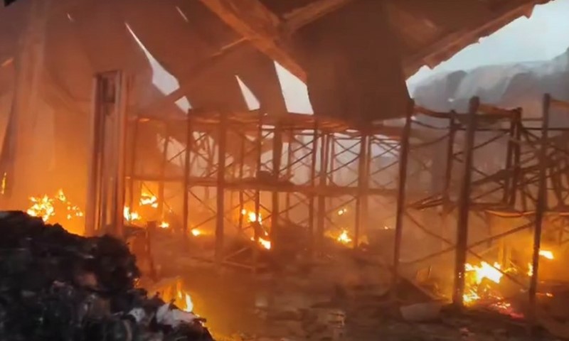 Vatra i dalje bukti: Vatrogasci se još bore sa požarom koji je izbio jutros u skladištu VIDEO