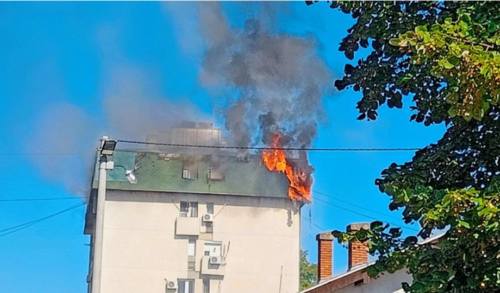 Dramatični snimci: Vatra “progutala” cijeli sprat zgrade VIDEO