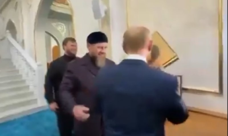 Reakacije podijeljene u javnosti: Zašto je Putin poljubio Kuran? VIDEO