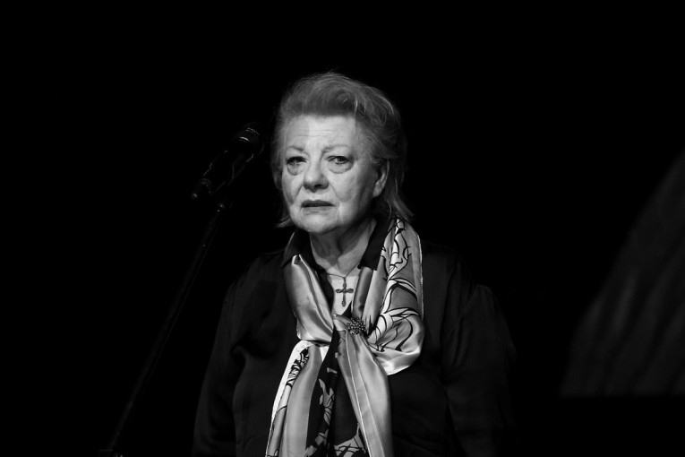 Kovčeg spušten, kćerka bacila bijelu ružu: Sahranjena legendarna glumica Radmila Živković