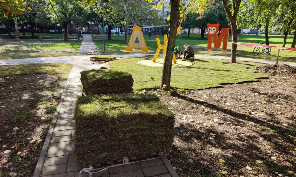 Stara trava razrovana, kupljena nova: Ćirilični park instant ozelenili pred otvaranje FOTO/VIDEO