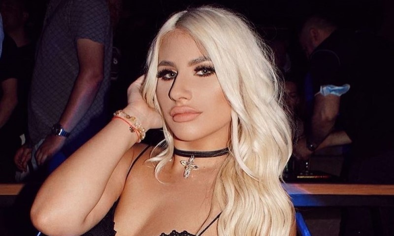 Iskeširao oko 4.000 evra: Pjevačicu dečko častio silikonima