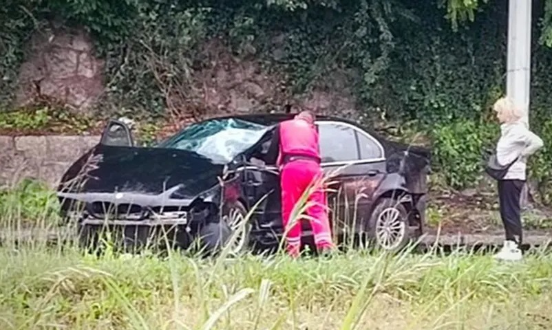 Nesreća kod Zagreba: BMW udario u rasvjetni stub, vatrogasci rezali automobil
