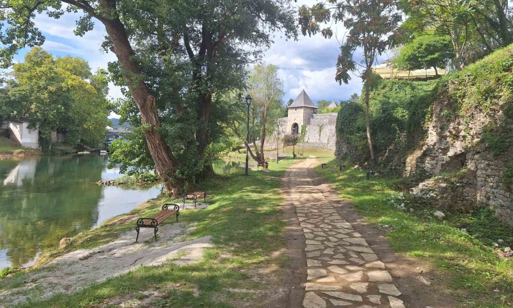 Novo šetalište, novi i šetači: Koga sve možete naći kraj zidina banjalučkog Kastela FOTO