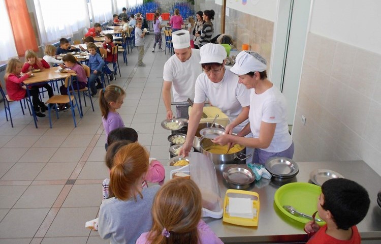 Stigli zahtjevi: Muslimani traže da se u škole uvede jelovnik bez svinjetine