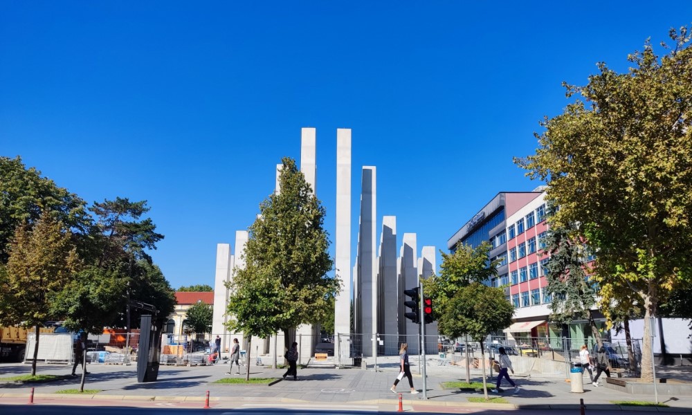 Izgradnja još traje: Centralno spomen-obilježje u Banjaluci zasijalo u bojama srpske trobojke FOTO