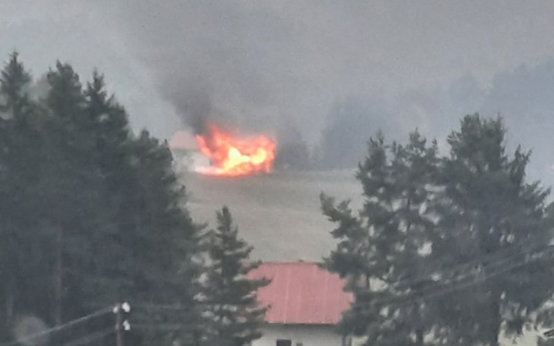 Od groma se zapalio pomoćni objekat: Vatrogasci spriječili da se požar proširi na okolne vikendice