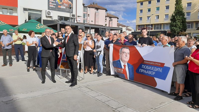 Tomaš zalijepio prvi predizborni plakat: Rezultati i napredak svima vidljivi