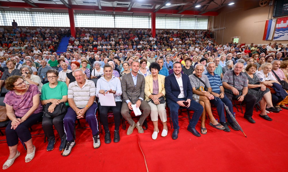 Popusti kod Stanivukovića: Penzionerima podijeljene prve “kartice prijateljstva”