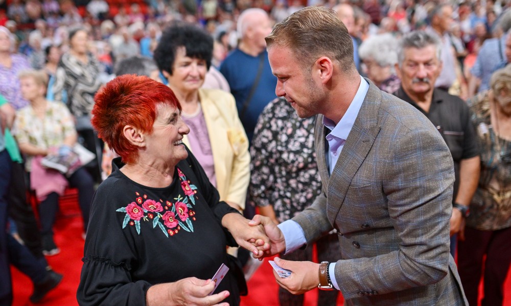 Odmah problemi sa “Draškovim karticama”: U marketima i apotekama danas neupotrebljive