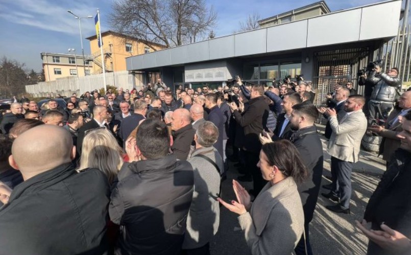 Podrška za Dodika i Lukića: Veliki broj ljudi ispred zgrade Suda BiH FOTO/VIDEO