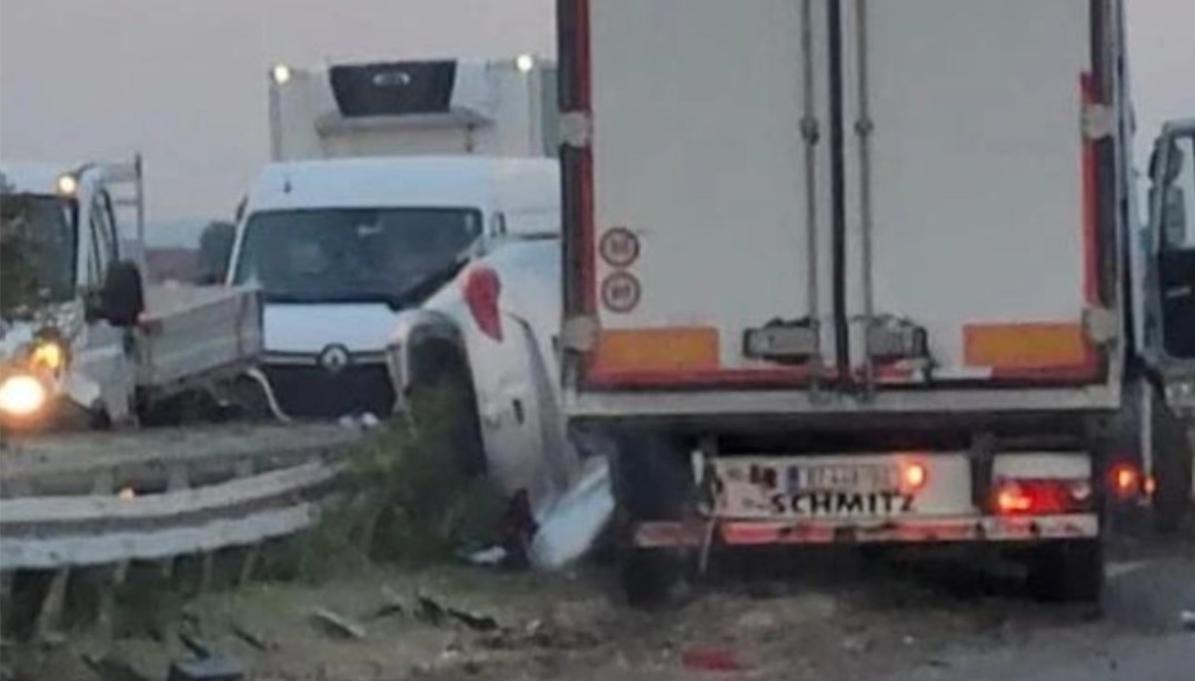 Zastrašujući prizor: Vozilo ostalo smrskano između kamiona i zaštitne ograde VIDEO